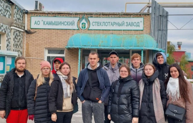    Экскурсия на Камышинский стеклотарный завод (фото: пресс-центр института)