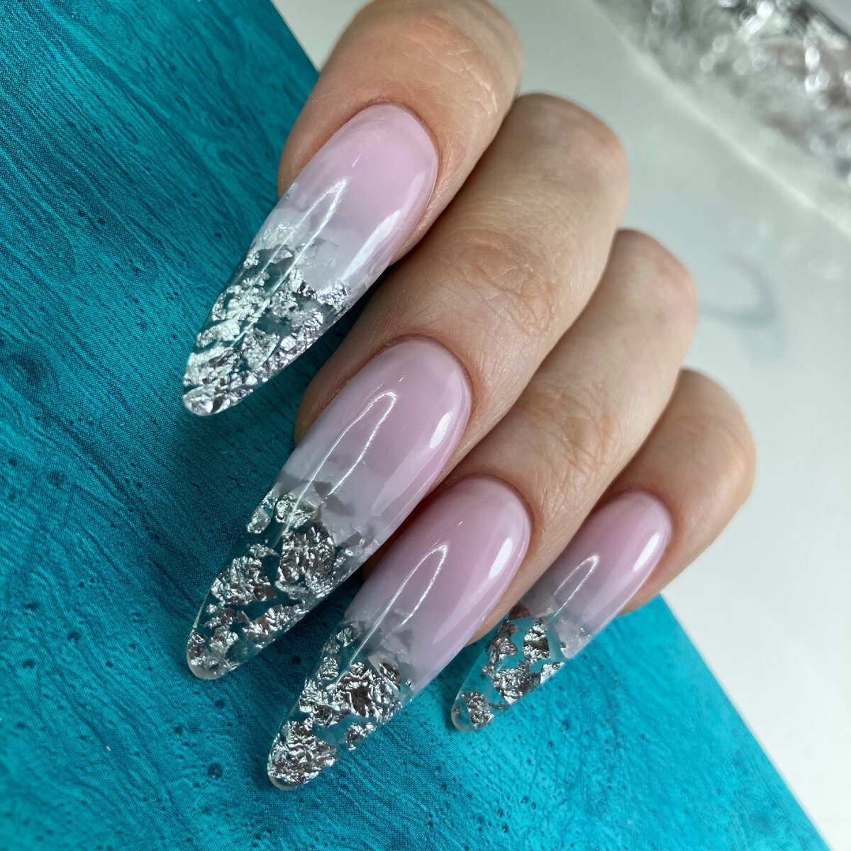 Наращивание гелевыми типсами, форма классический миндаль