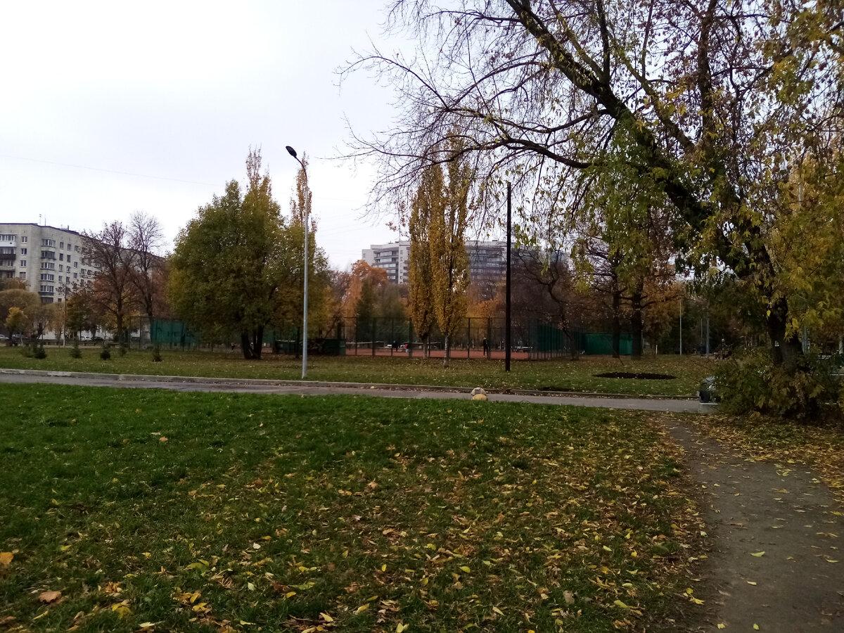 Если присмотреться, то на первой фотографии виден теннисный корт. 