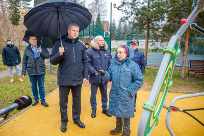    Глава Одинцовского округа с жителями осматривает благоустройство берега Москвы-реки © Пресс-служба администрации Одинцовского городского округа