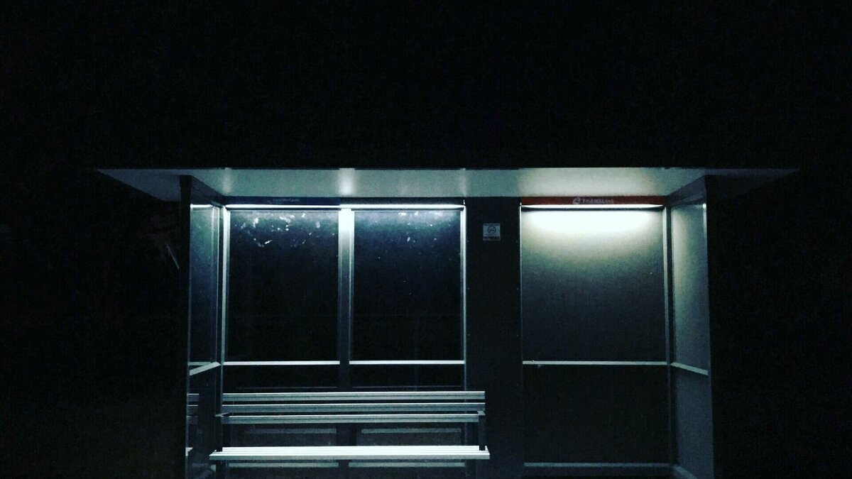     На улице Тихоокеанской в районе остановки Трехгорной начались ремонтные работы. Обновление претерпел не только асфальт, но и остановочный карман. Не все хабаровчане обрадовались нововведениям.