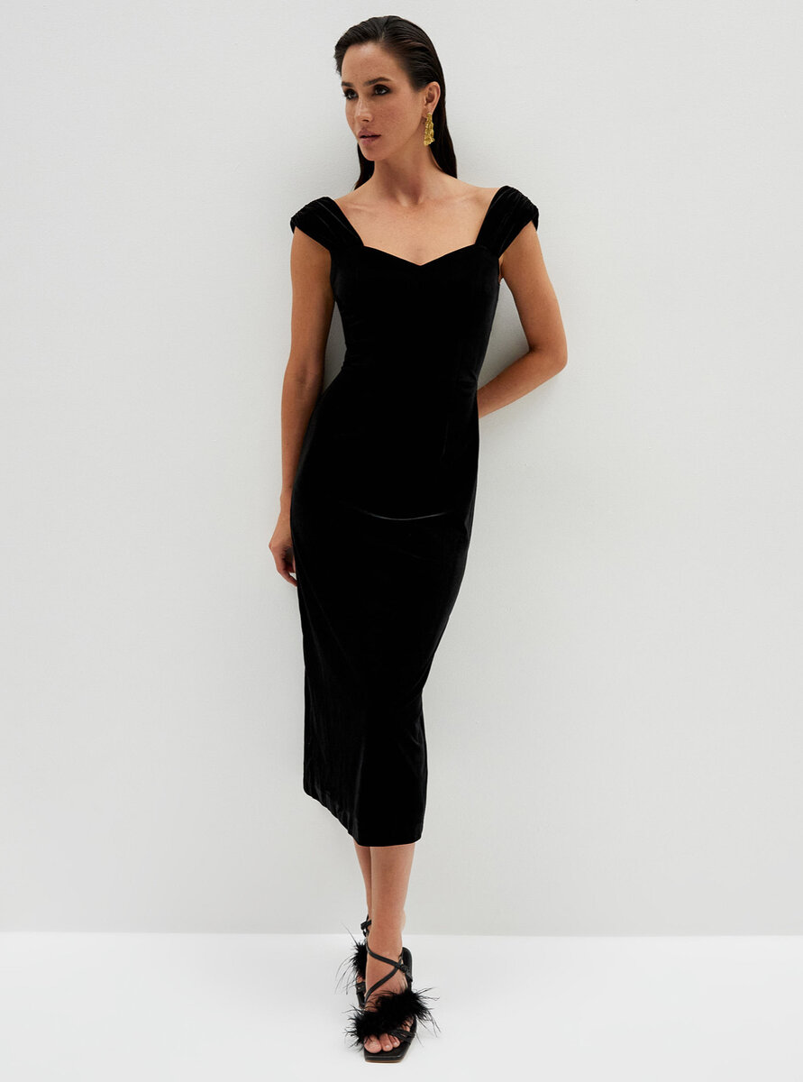 Платье с фигурным вырезом на лифе 