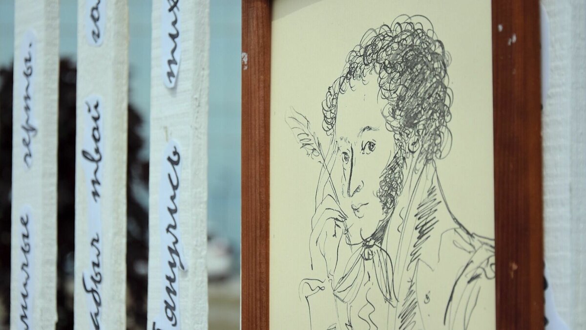     «Пушкинская карта» — пожалуй, главный подарок молодежи от государства за последнее время. Уже больше года у молодых волгоградцев есть возможность посещать культурные мероприятия по всей стране совершенно бесплатно. Разбираемся, что это такое, как оформить в Волгограде, и куда сходить по этой карте.