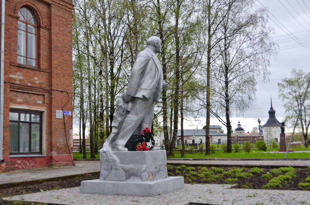 Маленький городок в Вологодской области с самым большим монастырем в  России: как выглядит и чем интересен Кириллов | Путешествия по городам и  весям | Дзен