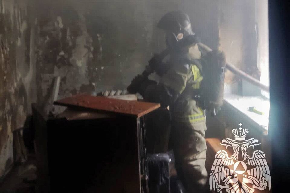     Пожар в барнаульской трехэтажке  пресс-службы ГУ МЧС по Алтайскому краю