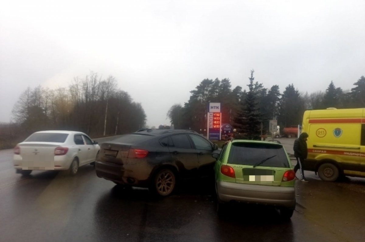    В Твери напротив заправки столкнулись BMW и Matiz