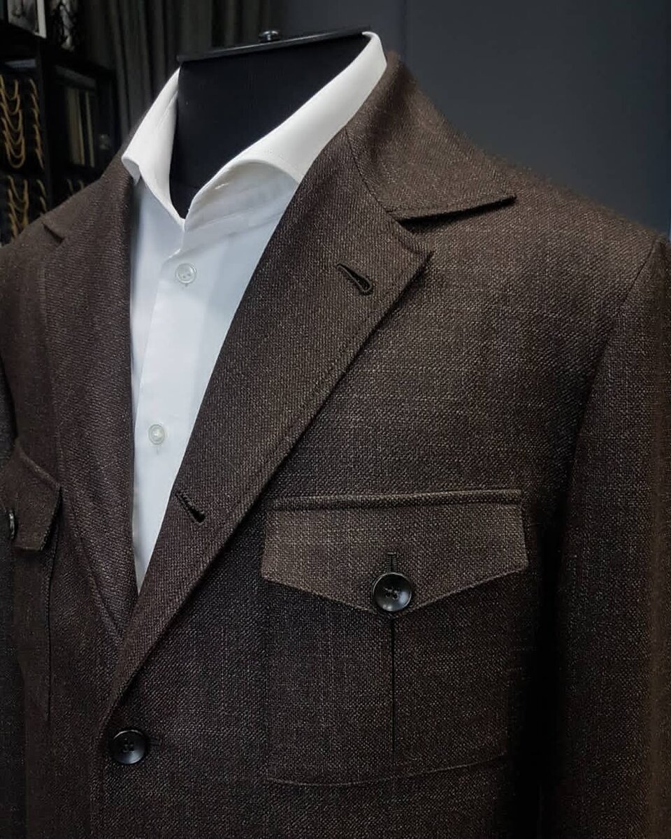 Куртка сафари из шерсти с кашемиром и шелком в добротном весе. Ткань обладает роскошным туше и обеспечивает исключительный комфорт. Изготовлена вручную в ателье Bourbaki.