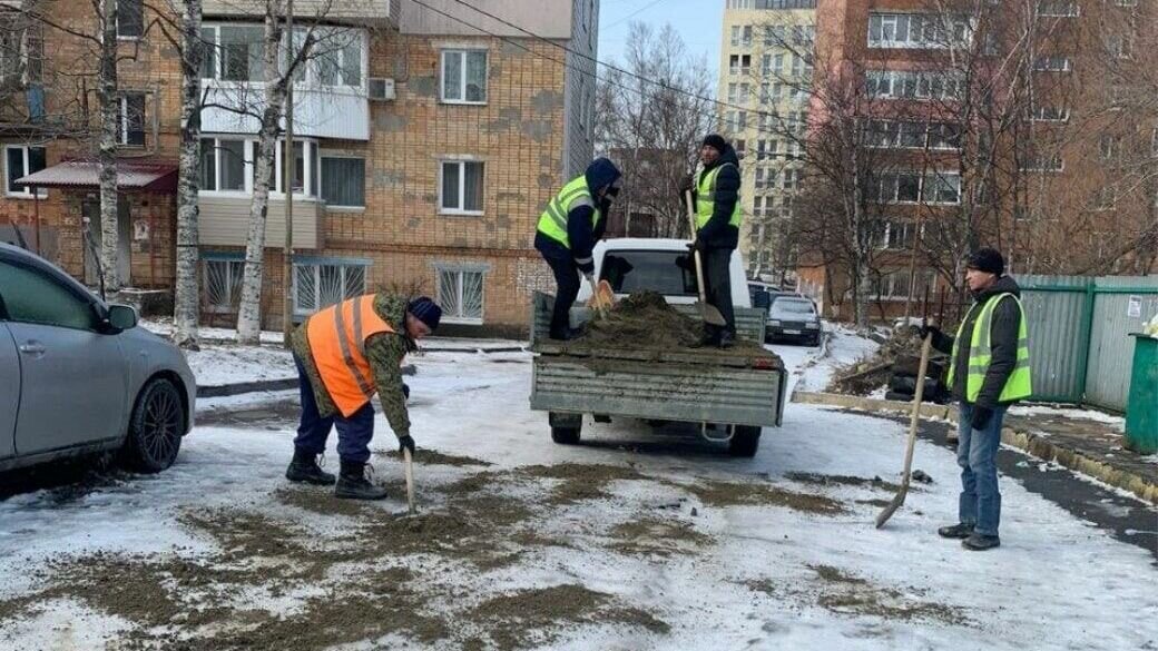     После первого дня стихии, в течение которого дорожные службы обрабатывали и чистили все городские дороги от образовавшейся корки льда, к работе приступили дорожные рабочие.