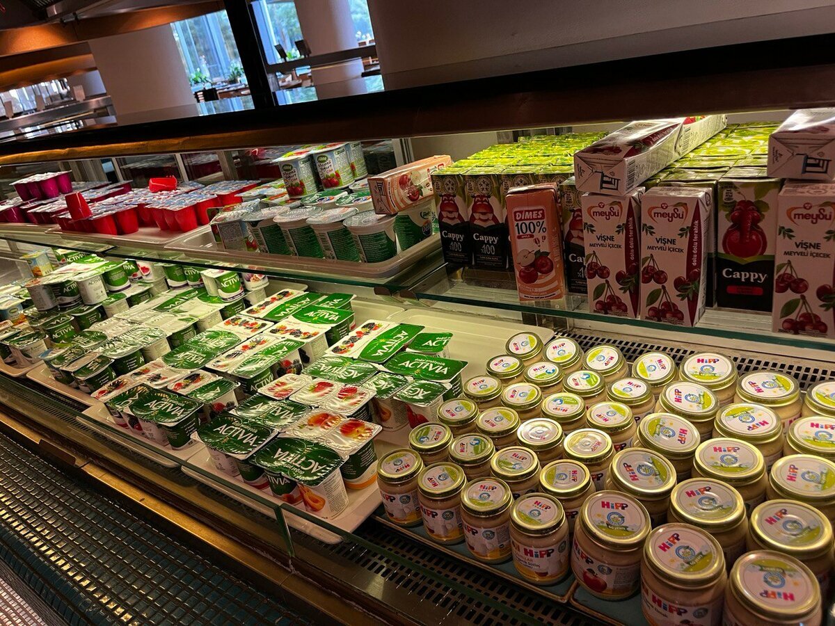 Их можно взять в любое время дня и ночи, они на постоянной основе стоят в основном ресторане  и в любое время можно зайти их и взять.