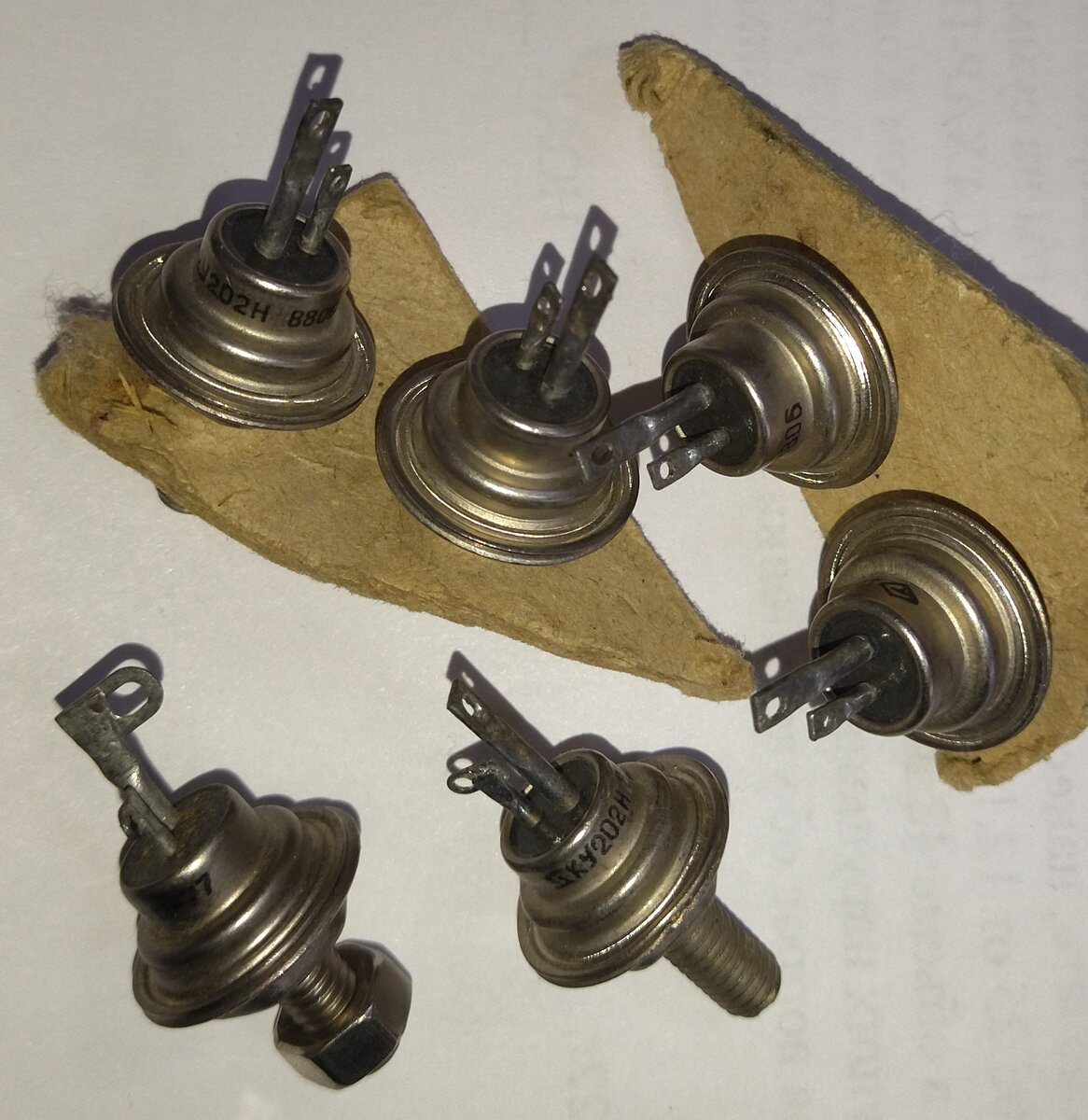 Тиристоры КУ-202Н из 80-х, на основе таких и была собрана цветомузыка