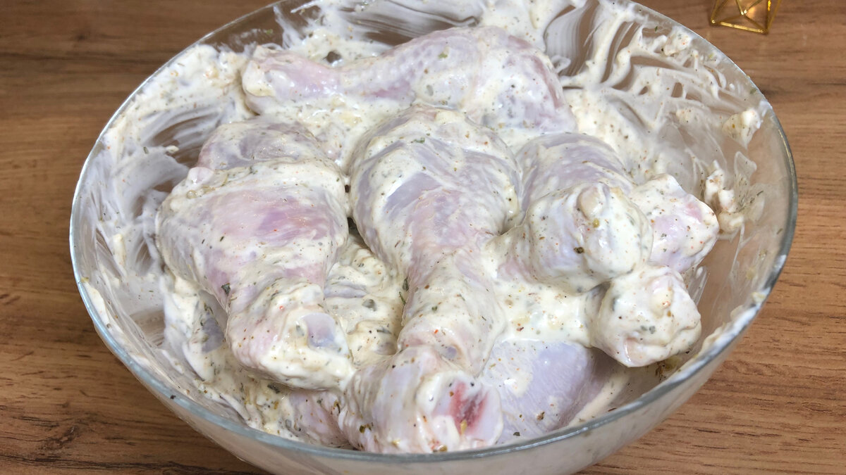 Замариновала мясо.