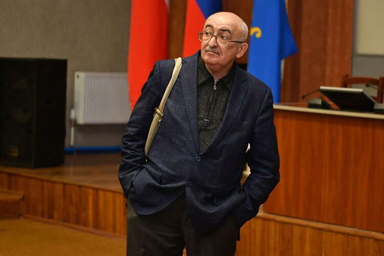    Профессор КГАСУ Александр Дембич привез на мероприятие часть авторского коллектива