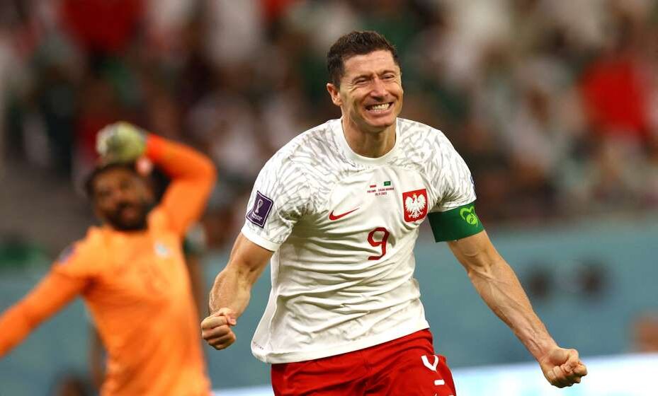    Роберт Левандовски празднует гол. Фото: Reuters