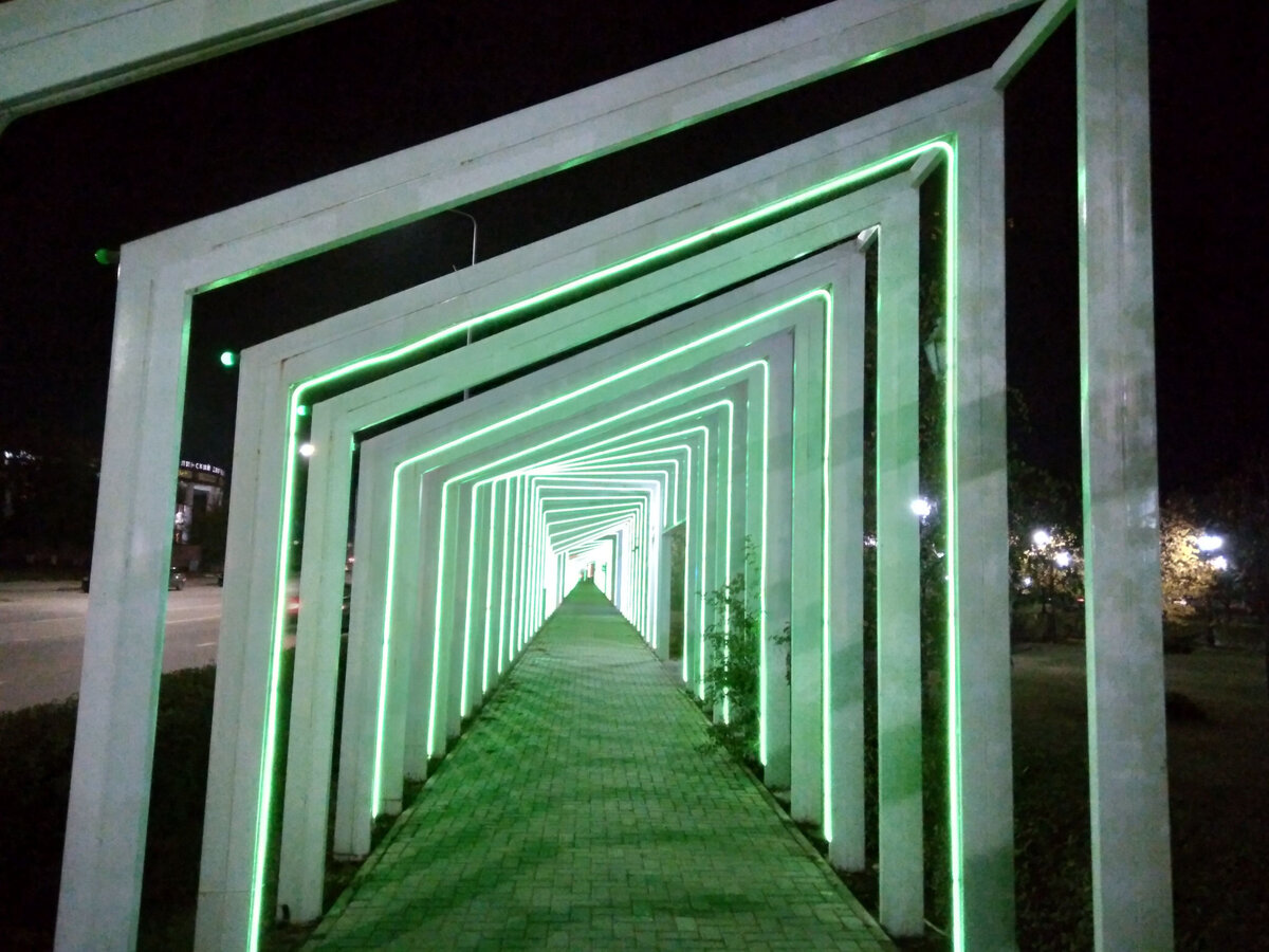 Коридоры на подходе к мечети в Шали