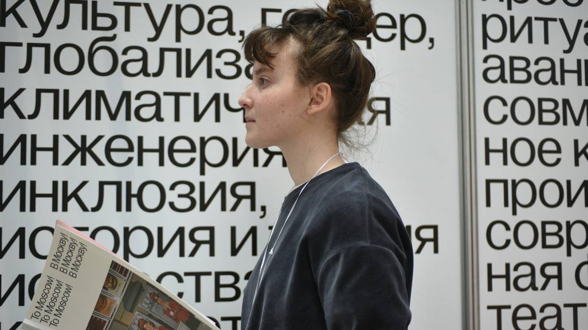    Посетительнице книжной ярмарки non/fiсtion Светлане Пановой очень сложно отыскать российских авторов среди представителей зарубежной литературы / Фото: Пелагия Замятина / Вечерняя Москва