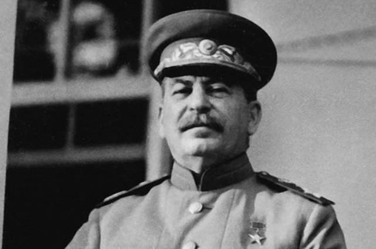    Рядом со школой в Челнах установили бронзовый памятник Сталину