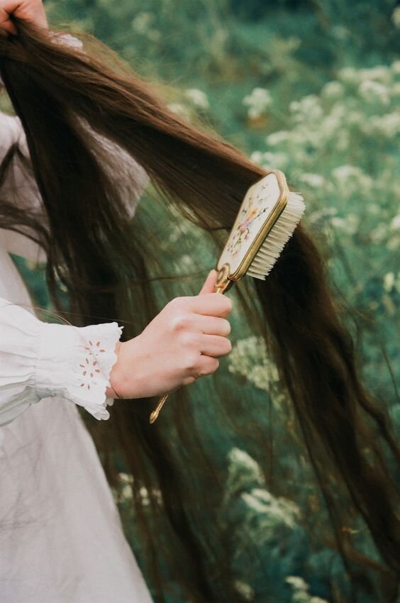 "Сила - в волосах!"...  Сейчас это утверждение больше похоже на миф, ведь в наши дни женские прически могут быть любой длины, цвета и стиля.