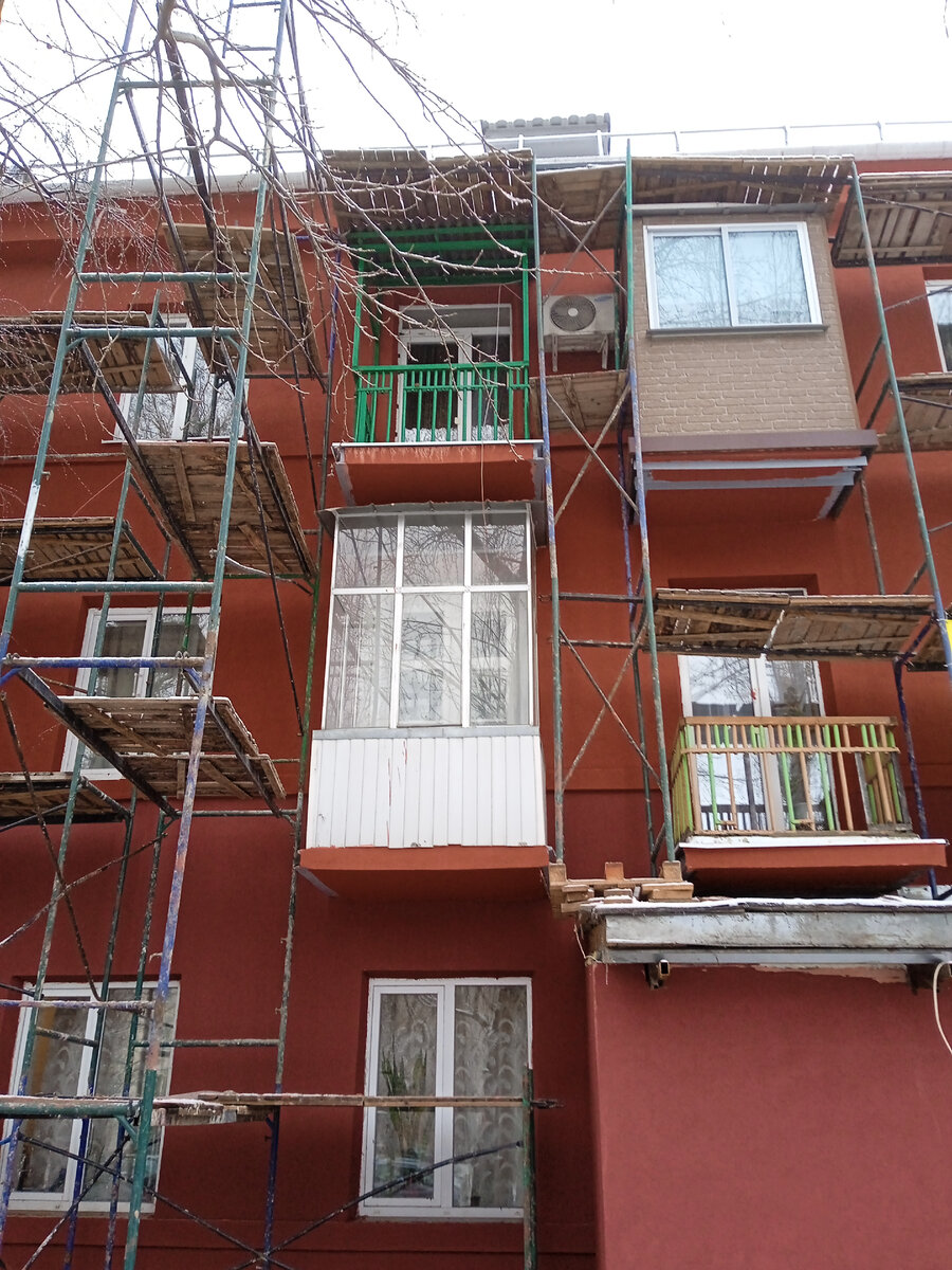 Площадь балконов совсем небольшая, балконные решетки имеют простую и незатейливую форму