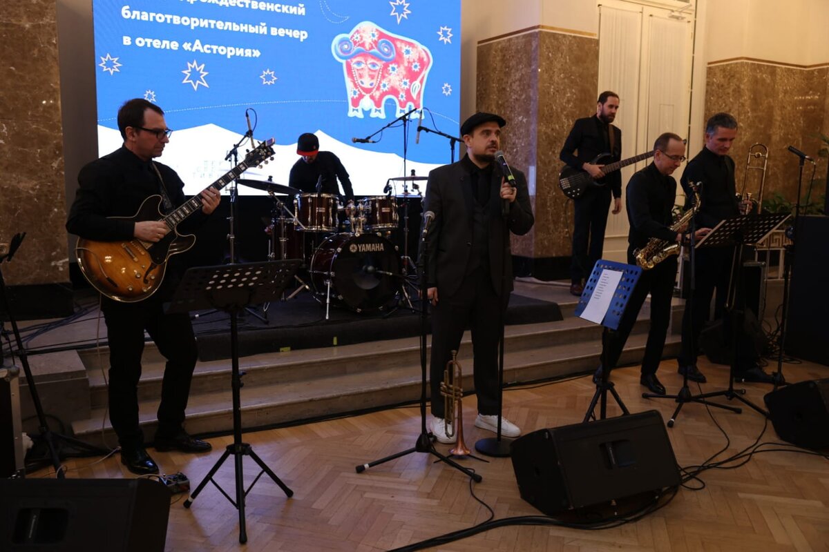 Зажигательный джазовый коллектив Sweet Hot Jazz Band во главе с фронтменом Вовой Че Морале зарядил всех праздничной атмосферой