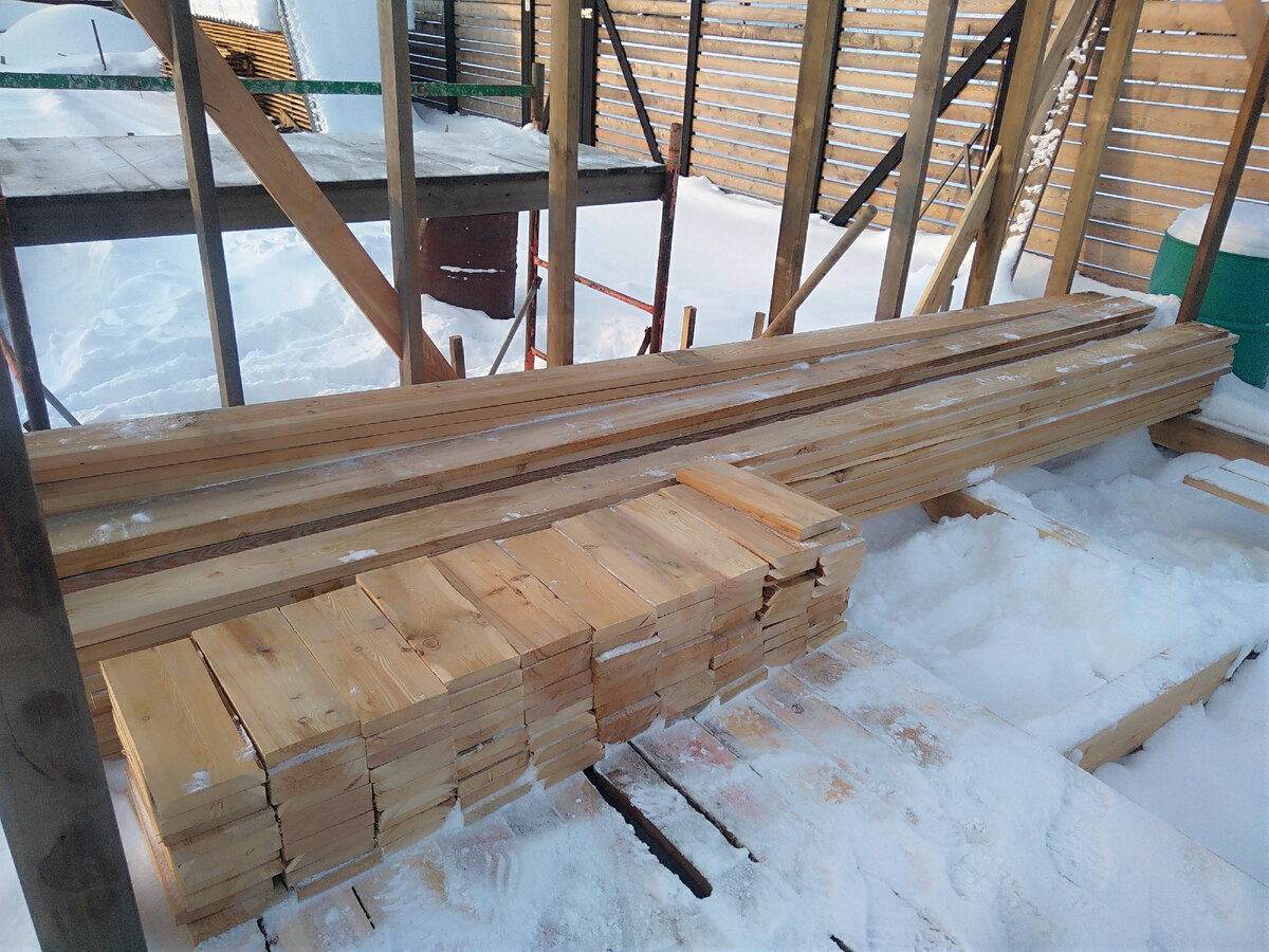 Напилил доски на лаги перекрытия в размер. 