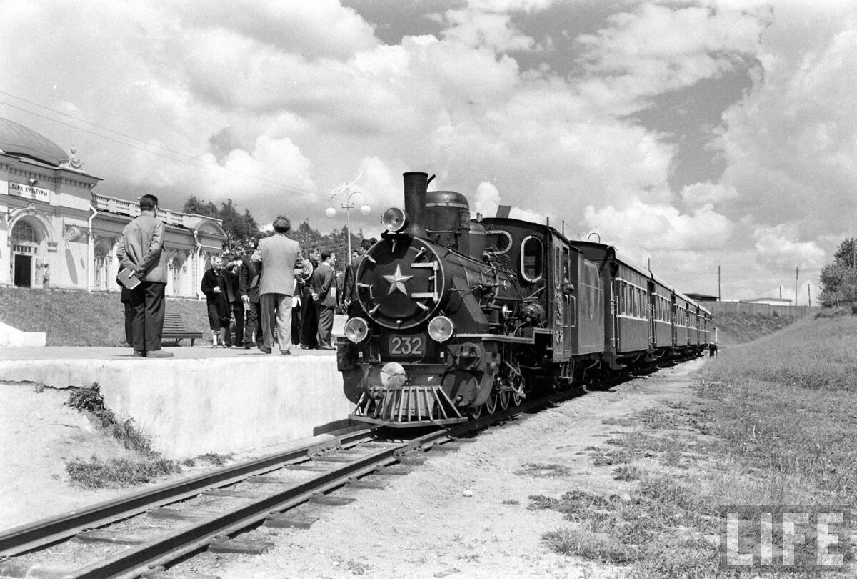9 июля 1955 года открылась Детская Железная Дорога имени К. С. Заслонова. Это фото уже 1960 года,  станция ДЖД "Парк Культуры" - сейчас эта станция называется "Заслоново", здание сохранилось. А лес с тех пор подрос. 
