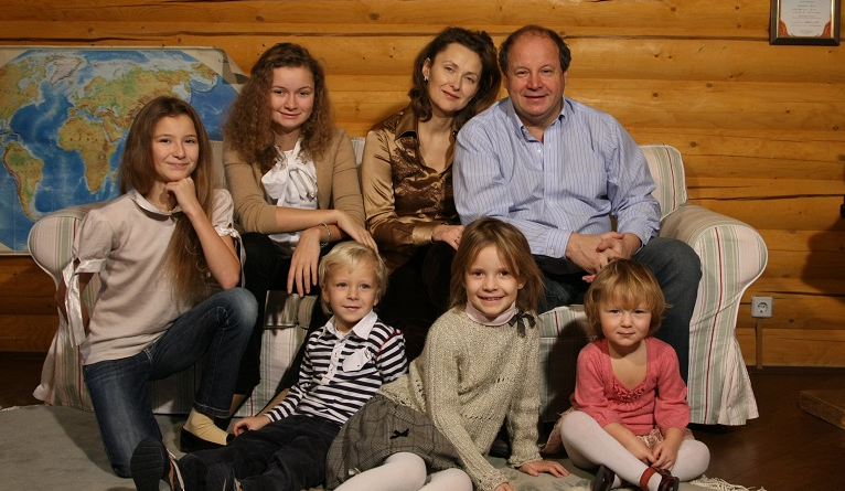 Дмитрий Астрахан со своей семьёй.Фото Яндекс.Картинки