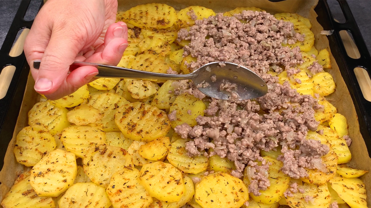 Как готовят в духовке картошку сыром. Картошка в духовке. картошка с фаршем в духовке. картошка с фаршем в духовке без сыра. картошки с фарша в духовк.