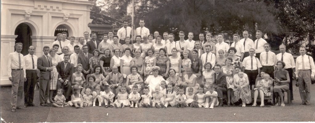 Юрий Алексеевич Гагарин среди сотрудников советского посольства на Цейлоне. Декабрь, 1961 год