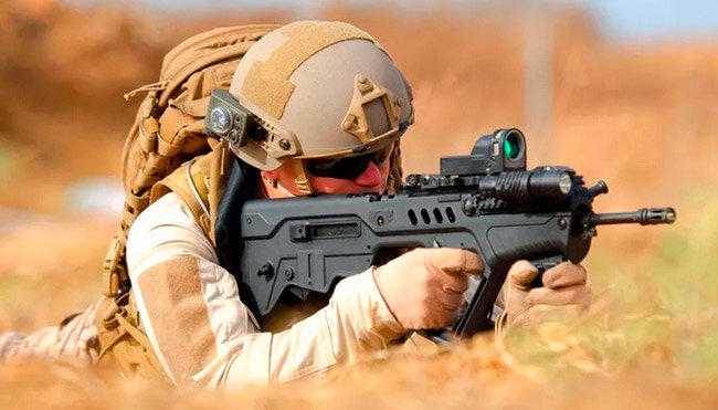 Работа с винтовкой по схеме булл-пап из положения лёжа (фото из открытых источников)