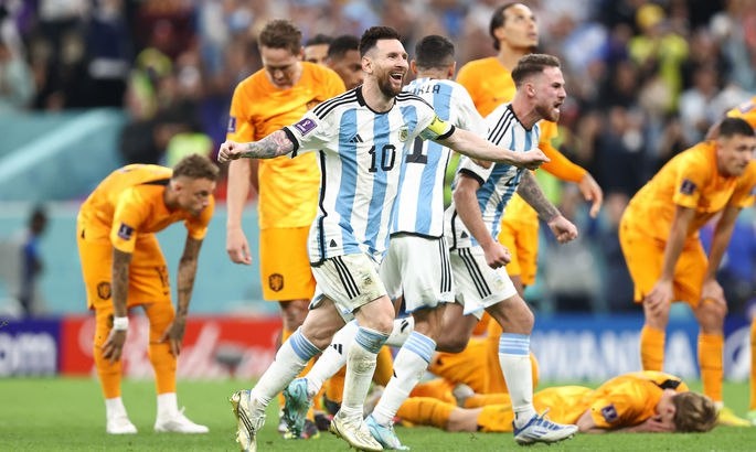 В 1/4 финала ЧМ в Катаре встретились сборные Аргентины-Голландии. Матч получился очень эмоциональным для все кто любит футбол, наверное в этом матче были все: голы, опасные моменты, борьба, эмоции и т.д. Главное, был интересный футбол и была интрига на протяжение всего матча. С первых минут встречи сборная Аргентина пыталась забрать мяч под контроль, но владение было равное. Атаки проходили как у одних так и у других ворот, но сборная Аргентины более надежнее сыграв в обороне не допускали ошибки в первом тайме а вот сборной Голландии чуть не хватало концентрации в обороне и ближе к концу первого тайма сборная Аргентины сумела отличится голом, Л.Месси сделав прекрасную проникающую передача на Н.Молина и полузащитник сборной Аргентины реализовал выход один на один. Н.Молина когда был еще ребенком уже тогда мечтал играть с великим Л.Месси и даже пытался попасть во всеми известный клуб Барселона, когда Л.Месси еще играл там, но не получилось на тот момент реализовать свою мечту и вот впустят годы он сумел пробиться в состав своей сборной и в важнейшем матч отличился голом и получил голевую передачу от своего кумира. Во втором тайме сборная Голландии чуть больше владела мячом, но и сборная Аргентина была не совсем против, они ведя в счете больше сыграли от обороны, но перехваты и не долгие контроли мяча они осуществляли и одна из атак сборной Аргентины привел к пенальти, который реализовал Л.Месси. Большинство думали, что на этом матч можно было заканчивать ведь Л.Месси отличился на 75 минуте матча, но сборная Голландии сумела собраться и на 83 минуте матча, нападающий сборной Голландии В,Вегхорст сумел сократить отставании и забил гол. Хотелось бы отметить арбитра этой встречи, который раздавал желтые карточки налево и направо, как думаете все карточки были заслуженные? Пишите ваши комментарии. Так же арбитр добавил 10 минут ко второму тайму и уже на последней минуте добавленного времени сборная Голландии заработала опаснейший штрафной вблизи штрафной площади сборной Аргентины. Штрафной игроки сборной Голландии разыграли и роль столба в графой площади сыграл нападающий сборной Голландии В.Вегхорст, который выиграл борьбу и сумел на последней минуте добавленного времени сравнять счет в матче. После чего начались экстра-таймы в которых забитых мячей мы не увидели, но было очень много борьбы как в основе время так и в экстра-таймах и была даже стычка между сборными Аргентины-Голландии. Очень горячий матч получился. В экстра-таймах сборные не выяснили кто должен пройти дальше и матч перешел в серию пенальти. В серии пенальти голкипер сборной Аргентины Мартинез, сумел выручить свою сборную и вытянул два пенальти от игроков сборной Голландии. В свою очередь игроки сборной Аргентины реализовали практически все свои удары, кроме Э.Фернандес который не реализовал свой пенальти, но главный и решающий удар исполнял игрок сборной Аргентины Л.Мартинес и он был точен и вывел свою сборную в 1/2 финала ЧМ. Лучшим игроком матч стал Л.Месси, но так же хотелось бы отметить голкипера сборной Аргентины, который сумел выручить в нужный момент. 