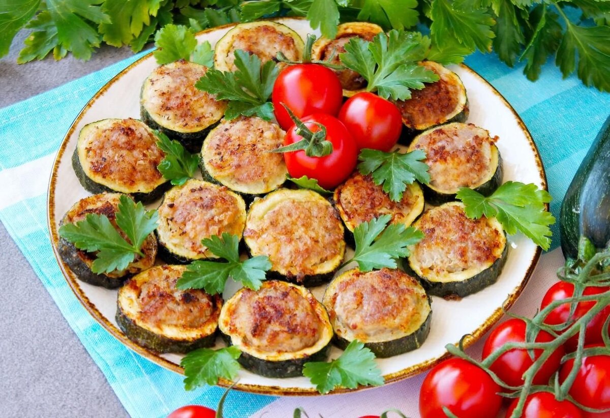 Кабачки, фаршированные овощами