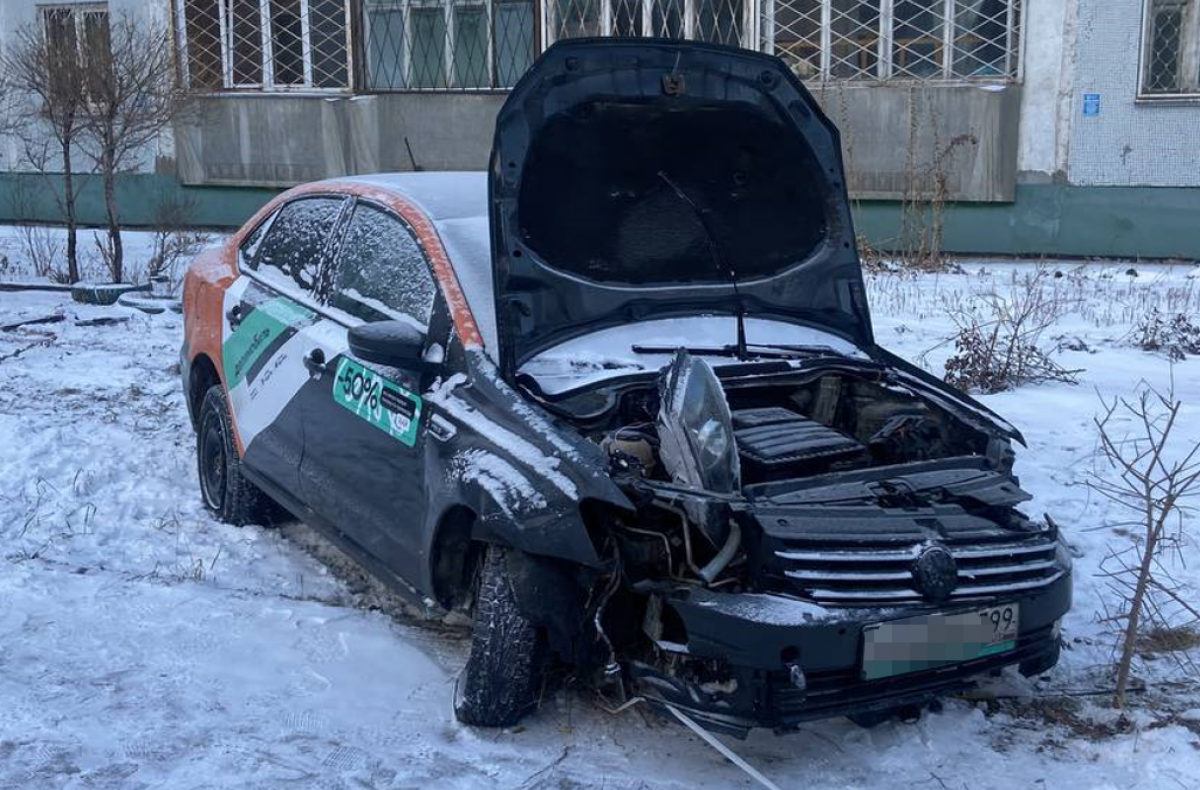    В Новосибирске водитель бросил во дворе разбитый каршеринговый автомобиль