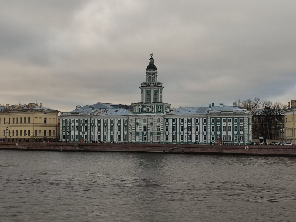 В этом здании и находится знаменитая Кунсткамера