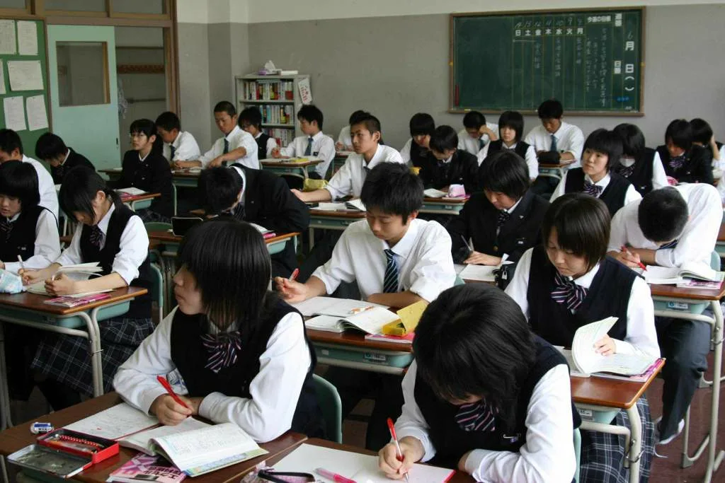 Сколько учатся в японии. Образование в Японии средняя школа. Школа в Японии старшая школа. Школа в Японии средняя школа. Школы Японии Японии.