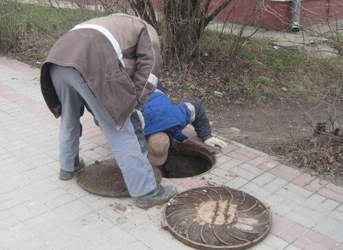    Хоть раз в жизни кто-то из нас становился свидетелем открытого канализационного или водопроводного колодца. Инна Емелина