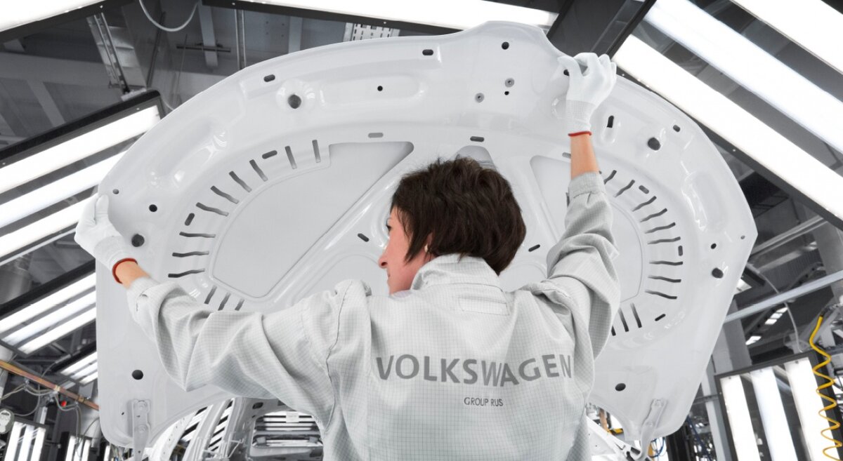    Автоконцерн Volkswagen ищет покупателей на автомобильный завод в Калуге, сообщает издание Frankfurter Allgemeine Zeitung (FAZ) со ссылкой на источники в компании. Елена Французова