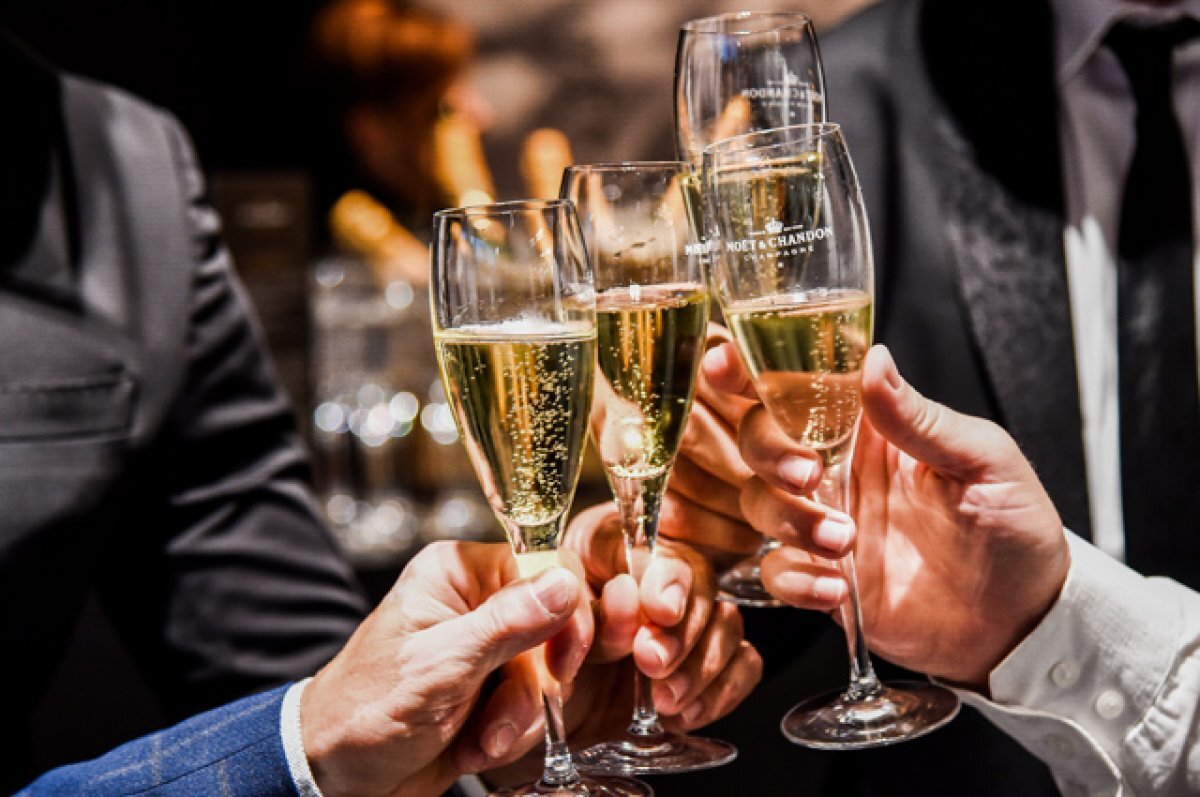    Расшатывает нервы, вызывает похмелье. Чем может навредить шампанское