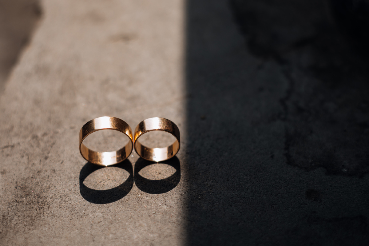 <a href="https://ru.freepik.com/free-photo/two-golden-wedding-rings-lie-in-the-ray-of-light_3337372.htm#query=%D1%81%D0%B2%D0%B0%D0%B4%D0%B5%D0%B1%D0%BD%D1%8B%D0%B5%20%D0%BA%D0%BE%D0%BB%D1%8C%D1%86%D0%B0&position=9&from_view=search&track=sph">Изображение от freepic.diller</a> на Freepik