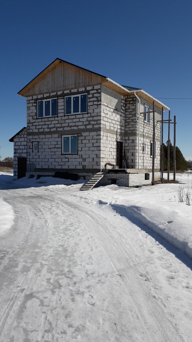 Наш дом. Фото автора канала. Здесь ещё стоят леса и нет тамбура.