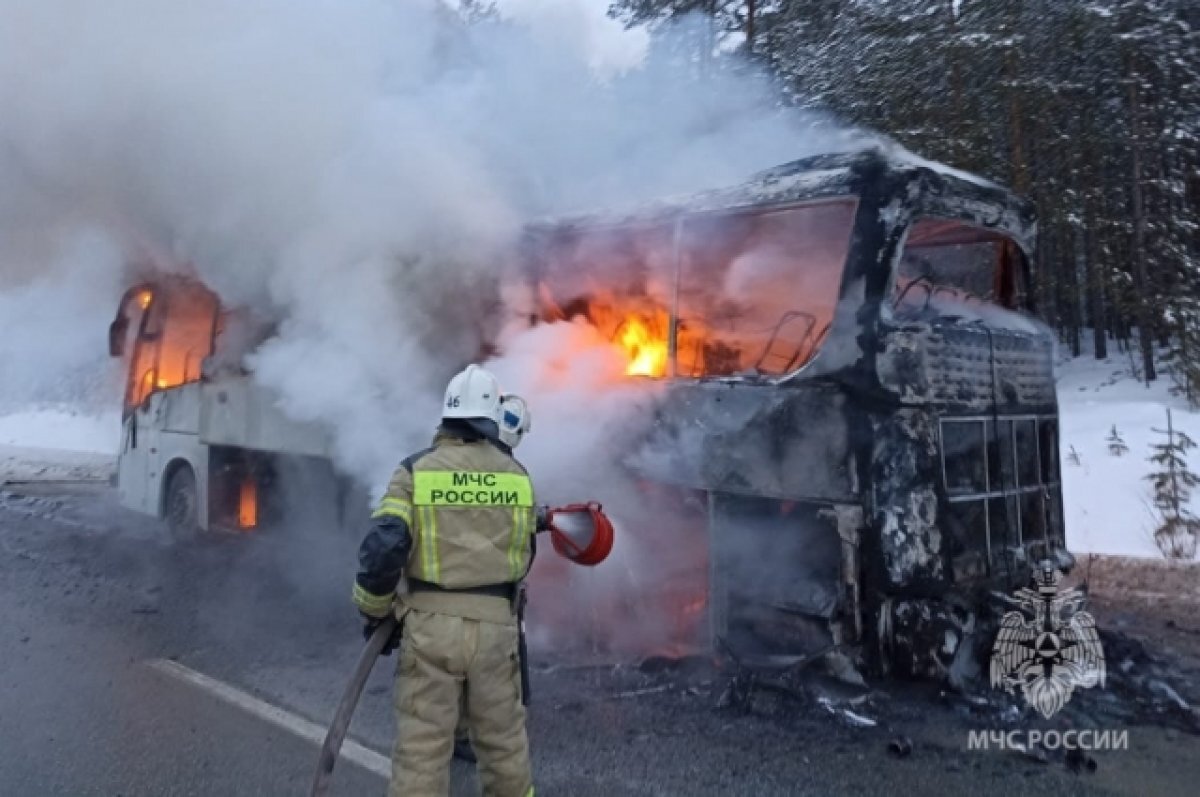    На свердловской трассе сгорел автобус, в котором ехали 24 человека