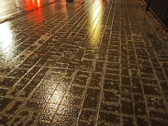     Каток на асфальте в пяти шагах от Дома Советов и в десяти от мэрии / Елена Анифатьева