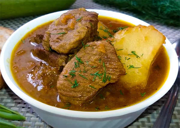 На стол готовый суп лучше всего ставить в посуде из глины или керамики