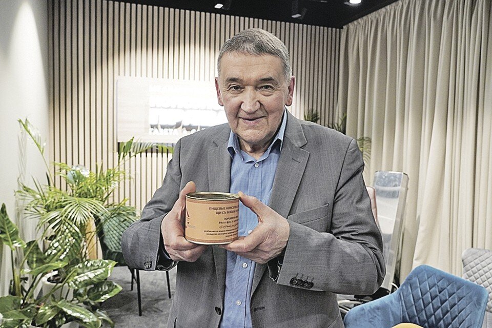     Всемирно известный путешественник Дмитрий Шпаро демонстрирует современные консервы, повторяющие рецептуру «Щей с мясом и кашей» 1900 года. Александр ШПАКОВСКИЙ