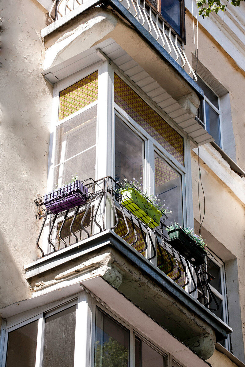 Балкон как бы "выпирает" из стены здания.