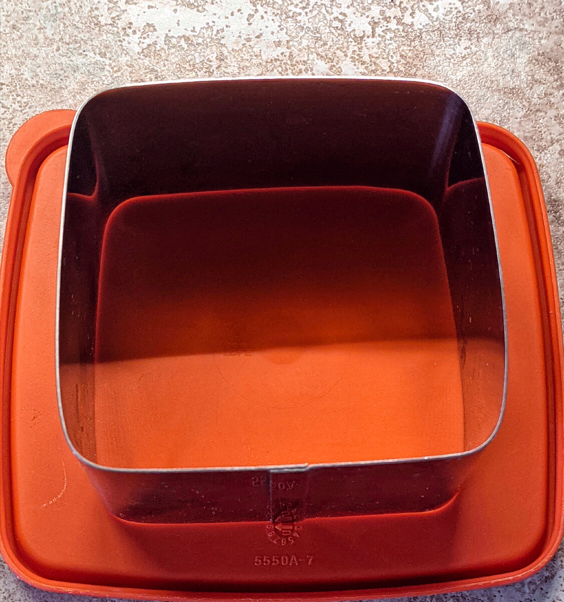 Чтобы завтра не вытряхивать из лотка, сразу сделаю на крышке.