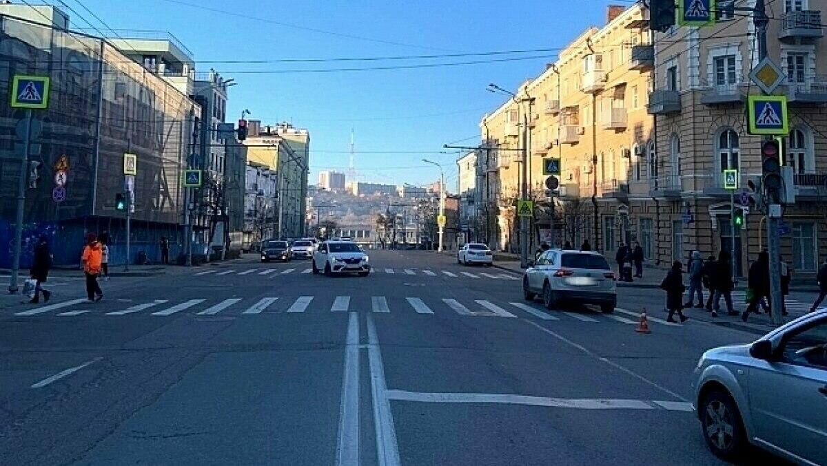     В Ростове-на-Дону под колесами машины оказалась несовершеннолетняя, пытавшаяся перейти дорогу, сообщили в УГИБДД по региону.