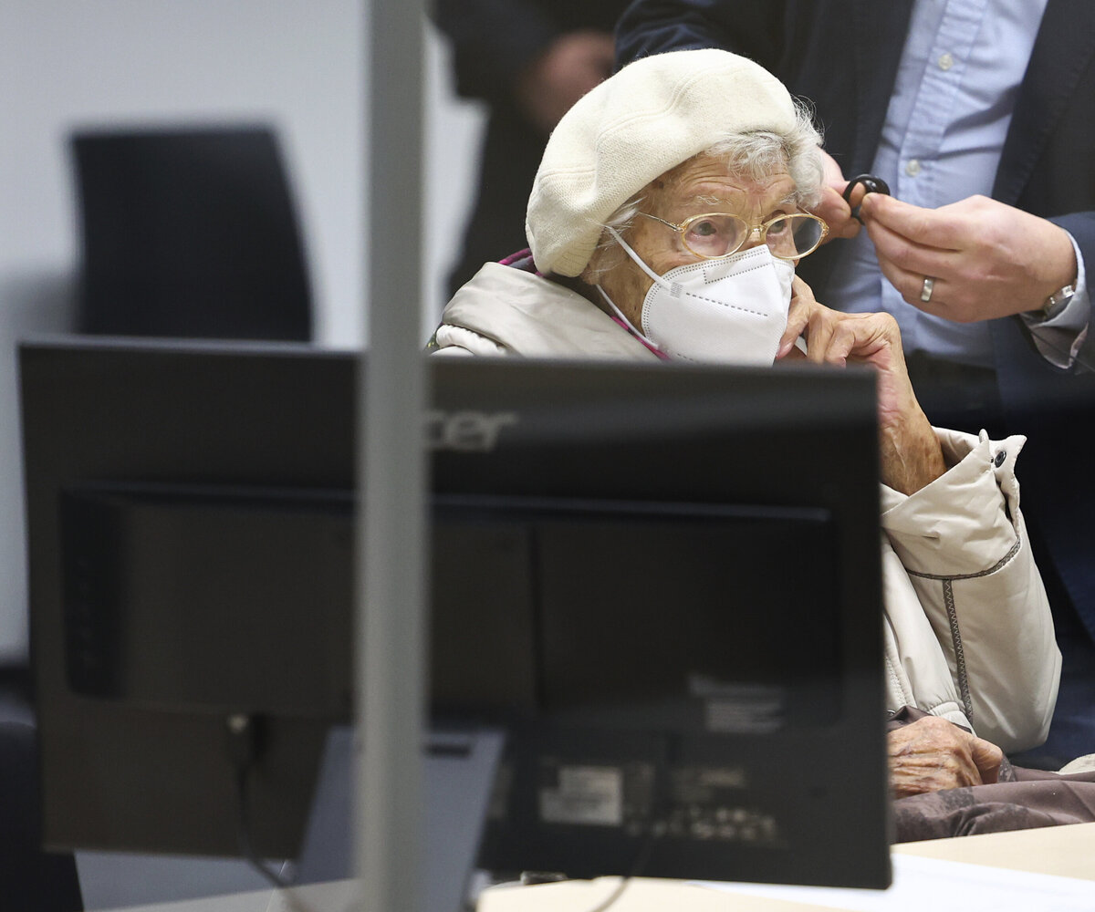     В Германии к 2 годам условно приговорили 97-летнюю бывшую сотрудницу нацистского концлагеря