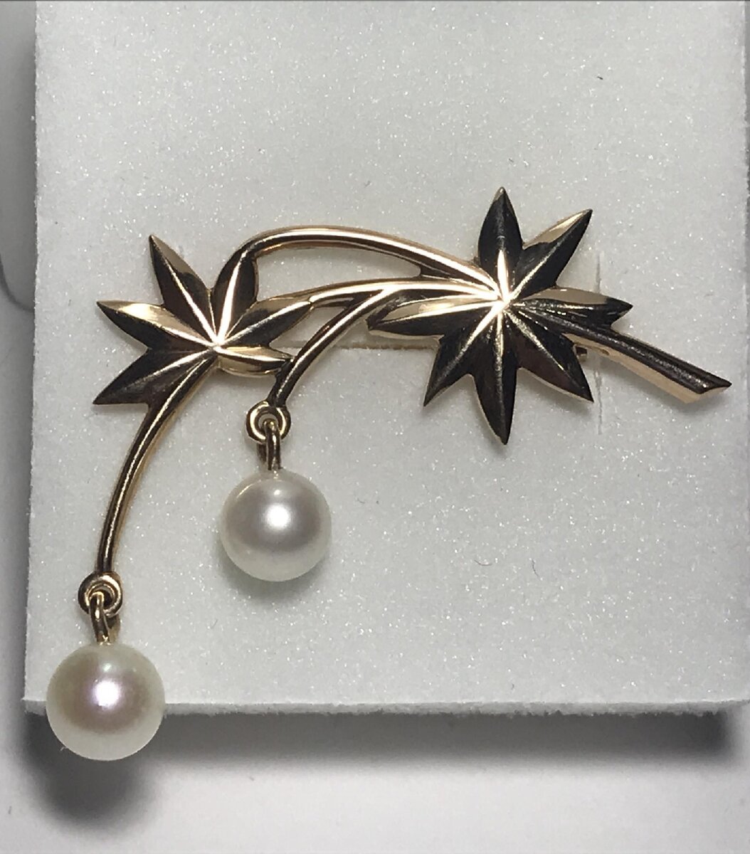 Брошь с культивированным жемчугом. 