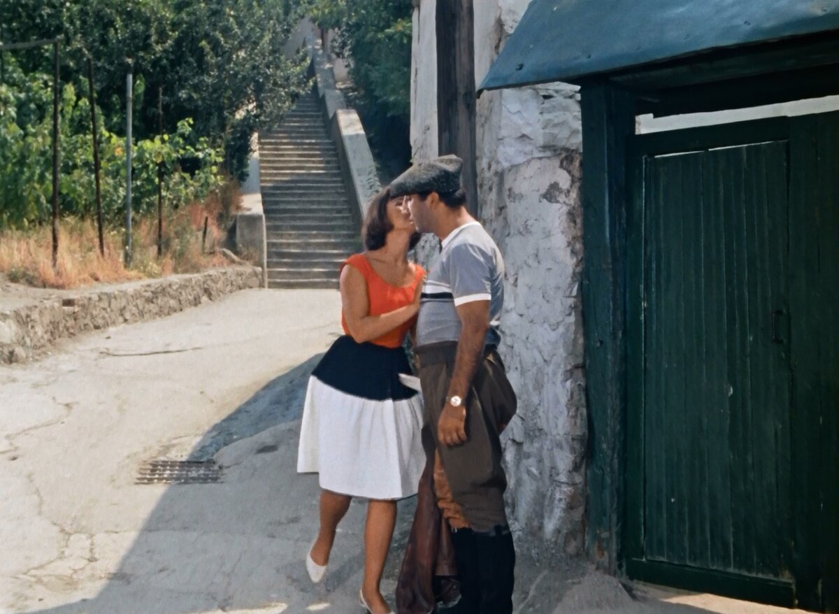 Кавказская пленница песня ислама итляшева. Моргунов кавказская пленница. Гайдай кавказская пленница. Шурик в ресторане кавказская пленница. Троица из кавказской пленницы.