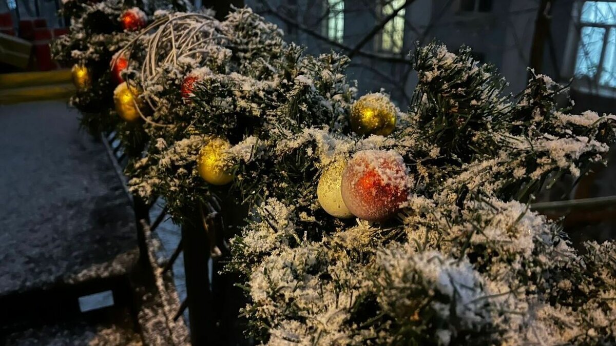     Во Владивостоке отменены занятия второй смены в школах. Юные жители города, которые учатся во второй половине дня, могут спокойно оставаться дома. Также отменены все занятия и завтра, 22 декабря.